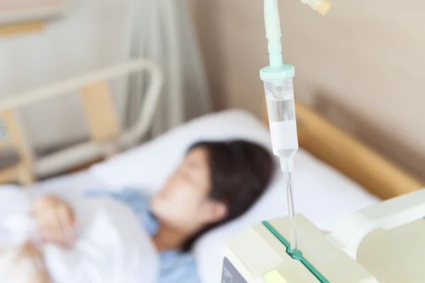 Asiática chica durmiendo en hospital cama — Foto de Stock