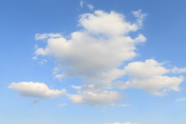 Bulutlu mavi gökyüzü