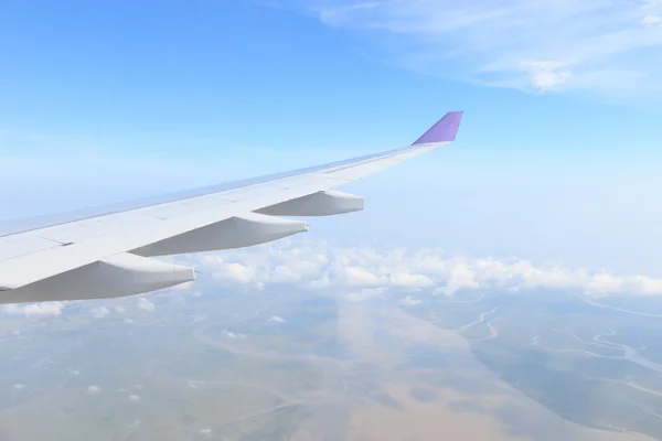 Avião vista asa da janela céu bonito — Fotografia de Stock