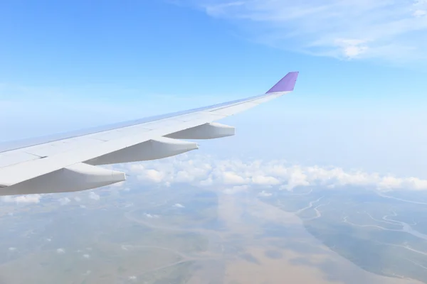 Avión ala vista desde ventana hermoso cielo —  Fotos de Stock