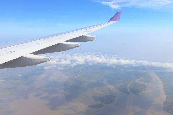 Samolot skrzydło widok z okna piękne niebo — Zdjęcie stockowe