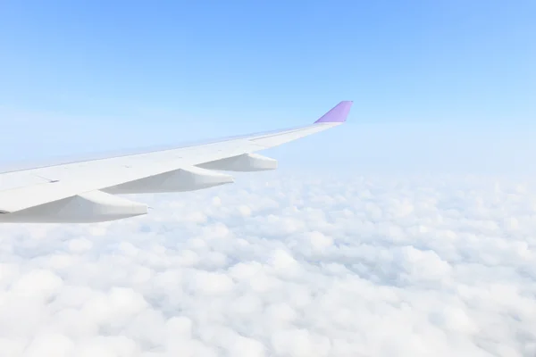 Flugzeug Flügel Blick aus dem Fenster schönen Himmel — Stockfoto