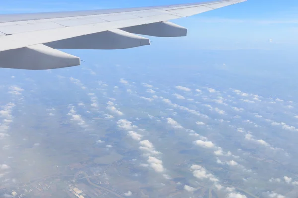 Samolot skrzydło widok z okna piękne niebo — Zdjęcie stockowe