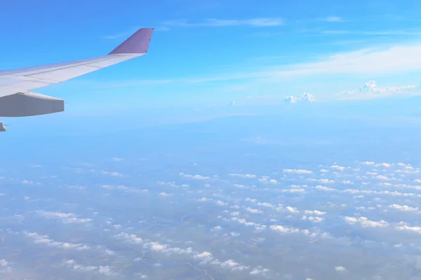 Vliegtuig vleugel uitzicht vanaf venster mooie hemel — Stockfoto