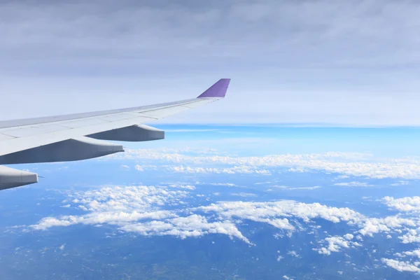 Vliegtuig vleugel uitzicht vanaf venster mooie hemel — Stockfoto