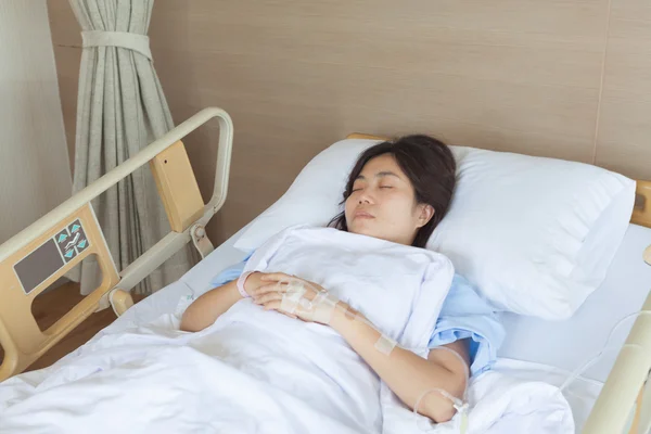 Ασιατικό κορίτσι που κοιμάται στο κρεβάτι του στο νοσοκομείο — Φωτογραφία Αρχείου