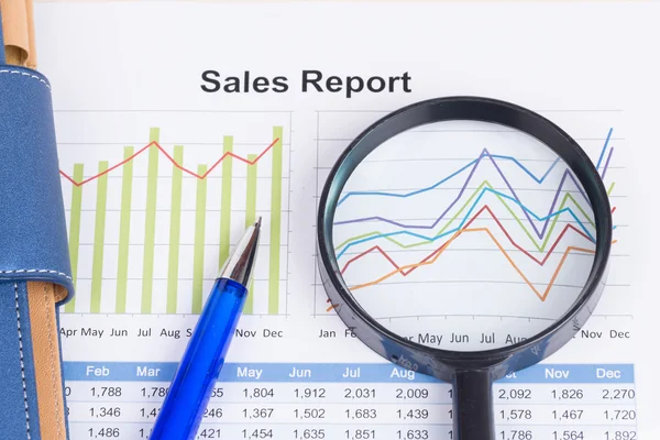 Hoja de informe anual de ventas con pluma azul — Foto de Stock