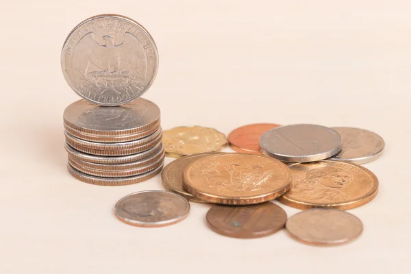 Montón de monedas estadounidenses aisladas sobre fondo blanco —  Fotos de Stock