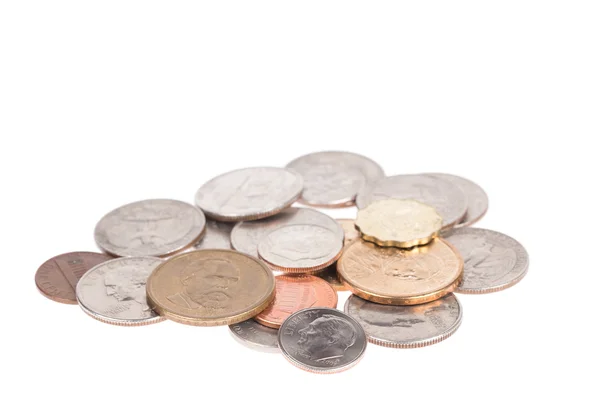 Pilha de moedas americanas isoladas sobre fundo branco — Fotografia de Stock