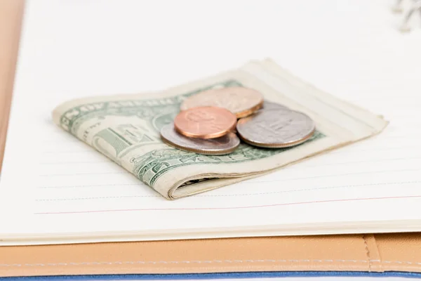 Monedas estadounidenses en una página de cuaderno vacía —  Fotos de Stock