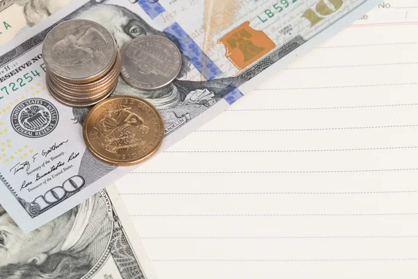 Monedas estadounidenses en una página de cuaderno vacía — Foto de Stock