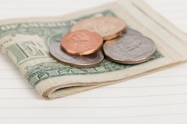 Monedas estadounidenses en una página de cuaderno vacía —  Fotos de Stock