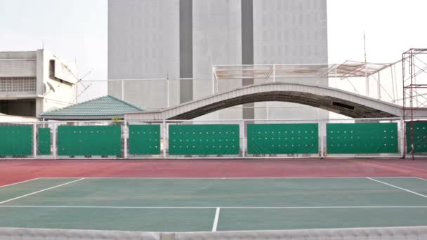 Tennisplatz mit Netzverfolgung links — Stockvideo