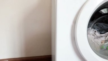 Çamaşır makinesinde çalışır