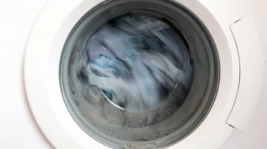 Çamaşır makinesinde çalışır