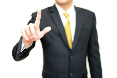 Beyaz backgrou karşı hayali bir ekrana dokunarak iş adamı