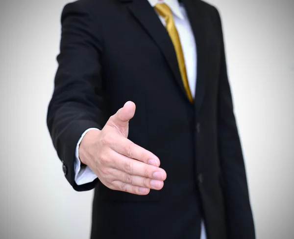 Giovane uomo d'affari o studente pronto a stringere la mano, accogliendovi . Fotografia Stock