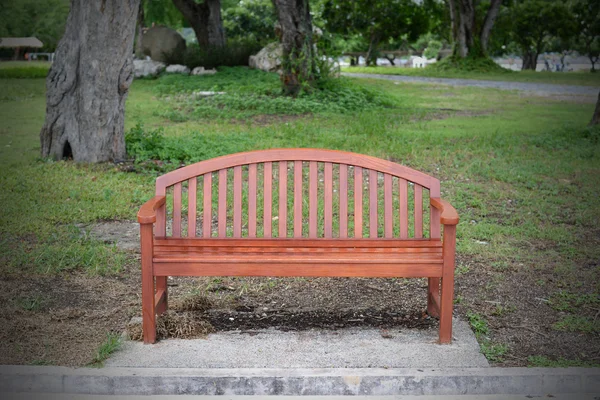 Скамейка в парке. — стоковое фото