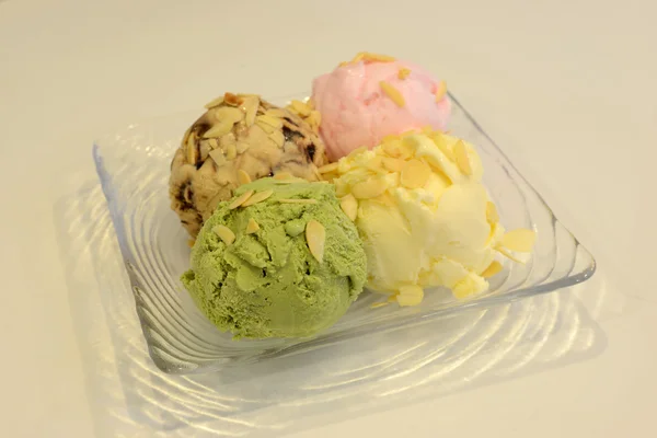 Четыре ложки мороженого, хорошо для вашего дизайна меню — стоковое фото