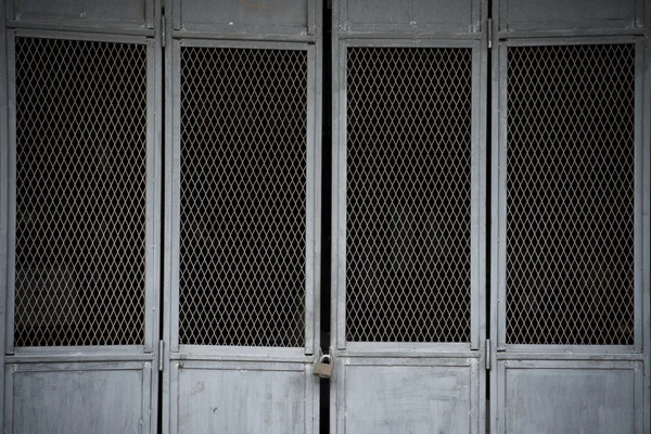 Das Hintergrundbild des alten Rollladens aus Stahl. Stockfoto