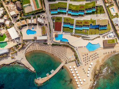 Havuzu olan tropikal bir otelin insansız hava aracı tarafından gökyüzü görüntüsü.