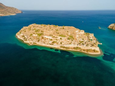 Yunanistan 'ın Girit kentindeki Spinalonga adasındaki antik Venedik kalesinin insansız hava aracı manzarası.