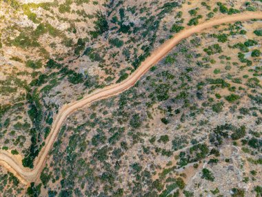Girit arazisi insansız hava aracı ile yol üzerinden gökyüzü görüntüsü.