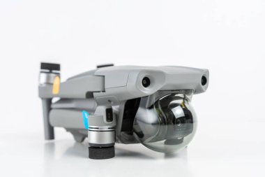 Heraklion, Yunanistan - 05 Ekim 2020: DJI Maviç Air 2 kuadkopteri beyaz arka planda.