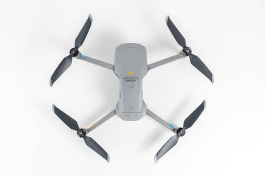Heraklion, Yunanistan - 05 Ekim 2020: DJI Maviç Air 2 kuadkopteri beyaz arka planda.