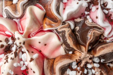 Vanilyalı dondurmanın çikolatalı görüntüsünü kapat..