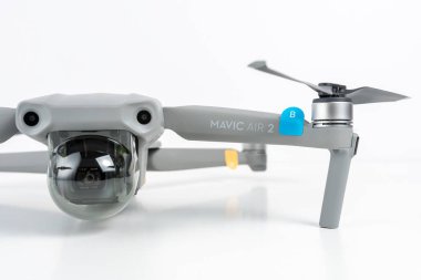 Heraklion, Yunanistan - 05 Ekim 2020: DJI Maviç Air 2 kuadkopteri beyaz arka planda.