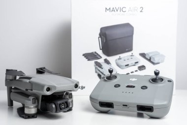 Heraklion, Yunanistan - 05 Ekim 2020: DJI Maviç Air 2 kuadkopteri beyaz arka planda uzaktan kumandalı.