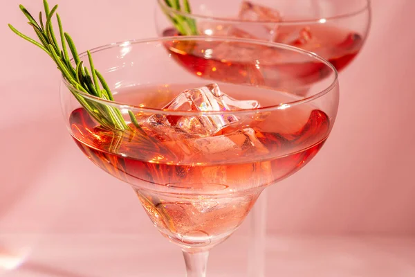 明るい背景のガラスの中でローズマリーとさわやかなカクテル サマーパーティーのコンセプト — ストック写真