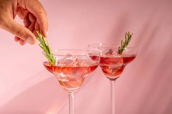 明るい背景のガラスの中でローズマリーとさわやかなカクテル サマーパーティーのコンセプト — ストック写真