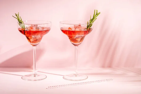 Refreshing Cocktail Rosemary Glass Bright Background Summer Party Concept — Stock Photo, Image