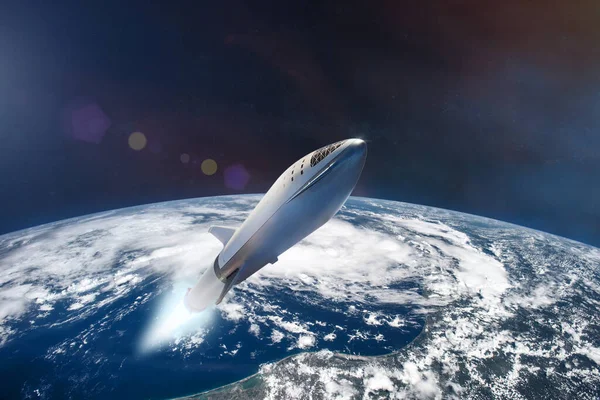 Alçak Dünya yörüngesindeki yıldız gemisi. Bu görüntünün elementleri NASA tarafından desteklenmektedir.