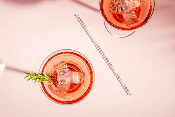 明るい背景のガラスの中にローズマリーとさわやかなカクテルのトップビュー サマーパーティーのコンセプト — ストック写真
