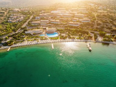 Havuzu olan tropikal otellerin insansız hava aracı görüntüsü.