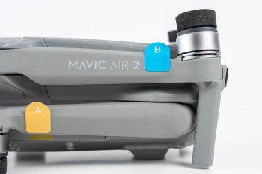 Heraklion, Yunanistan - 05 Ekim 2020: DJI Maviç Air 2 kuadkopteri beyaz arka planda.