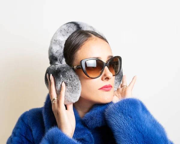 Winterliche Ohrenschützer Für Frauen Blauen Pelzmantel Minimales Modekonzept — Stockfoto