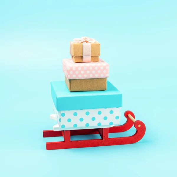 Trineo Santa Claus Con Cajas Regalo Sobre Fondo Azul Concepto — Foto de Stock