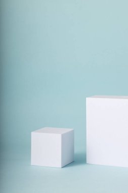 Mavi arkaplanda beyaz küpleri olan en küçük kavram.