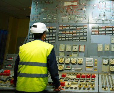 Operatör iş yerinde sistem kontrol odasında