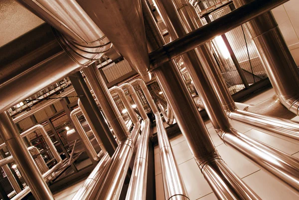 Equipos, cables y tuberías que se encuentran en el interior de una industria moderna —  Fotos de Stock