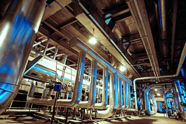 機器、ケーブル、現代産業の内部にある配管 — ストック写真