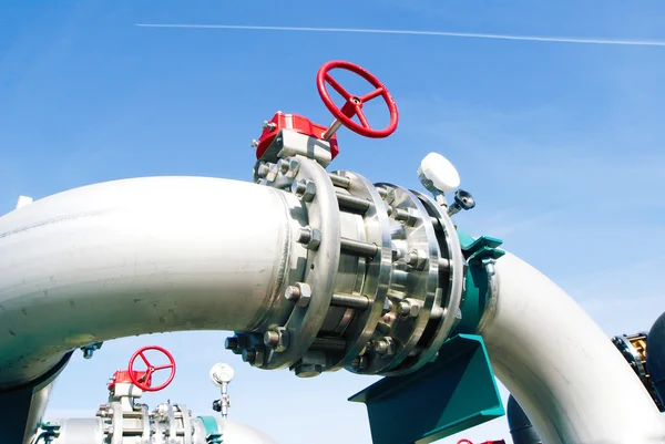 Industrial zone, Steel pipelines and valves against blue sky — Stock Photo, Image