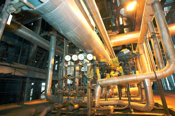 Ipari zóna, acél csővezetékek, szelepek, mérőműszerek és járdák — Stock Fotó