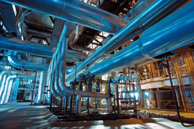 Sanayi bölgesi, çelik boru hatları, vanalar ve merdivenler.