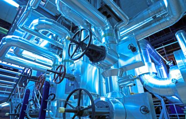 Sanayi bölgesi, mavi tonlu çelik boru hatları.