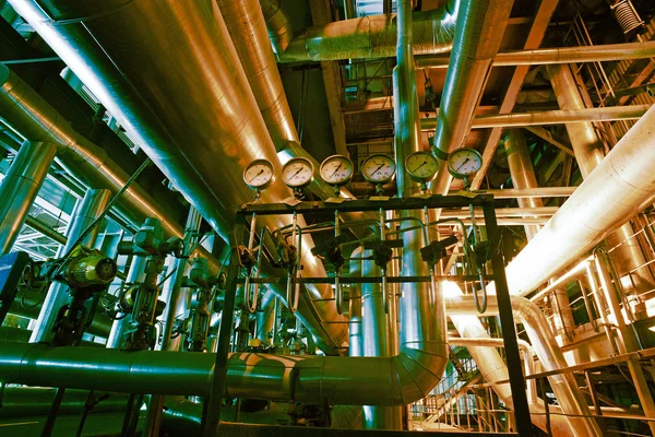 Bir enerji santralinde farklı boyutlarda ve şekilli borular ve vanalar — Stok fotoğraf